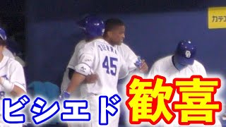 【中日ドラゴンズ】逆転3ランホームランのビシエド、ベンチでシエラと抱き合う