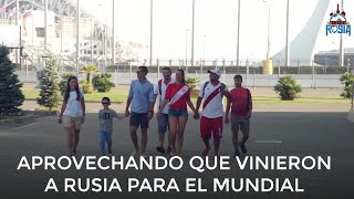 Una pareja peruana olvidó las penas del Mundial jugando hockey sobre hielo