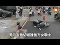 恐怖！無照男疑超車不慎撞右車 女騎士撞電桿亡