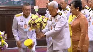 พระบาทสมเด็จพระเจ้าอยู่หัว และสมเด็จพระนางเจ้าฯ พระบรมราชินี พระราชทานปฏิทินหลวง พุทธศักราช 2568