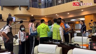 台南市議會爆肢體衝突 藍綠雙方多人掛彩