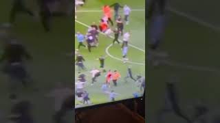 Man City fans attack Aston Villa goal keeper Olsen 😳