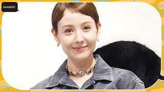 トリンドル玲奈、ブラトップでおなかチラ見せ　ジャケット×ジーンズのデニムコーデをシルバー調アクセで品よく