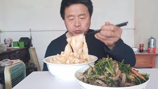 午饭老张一大碗面条，一盘香辣肉丝。