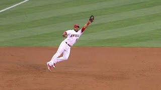 HOU@LAA: Petit reacts quickly for a nice catch