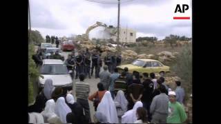 Israeli bulldozers demolish Arab houses