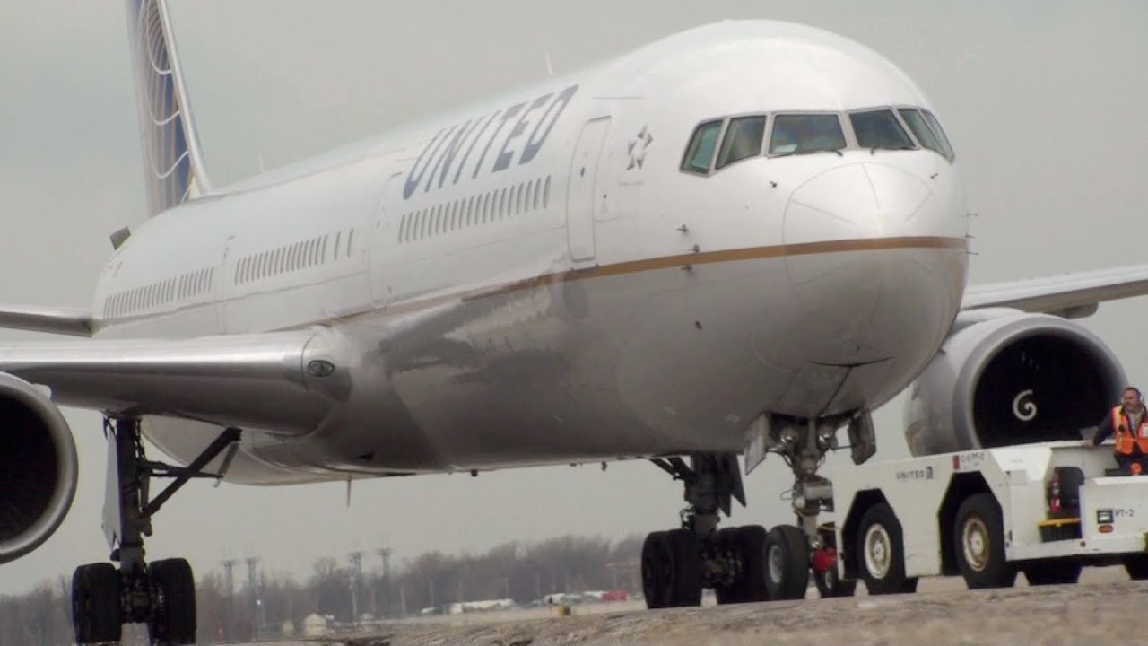 767-400 Take Off United Airlines - YouTube