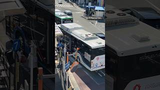 【JR茨木駅】これはすごい！！！近鉄バスと阪急バスの電気バス同士が並んだ#shorts #路線バス