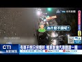 【每日必看】狂叭沒煞車秒撞飛 酒駕連撞2車竟肇逃｜前方有車不煞車 機車狂叭撞車頭滾一圈 20231013