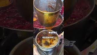 重慶街頭麻辣燙配冒烤鴨加寬粉的組合，麻辣鮮香，配上米飯一口下去香到起飛！ #路边摊美味 #中國美食 #chinesefood #街邊小吃 #streetfood