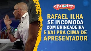 RAFAEL ILHA VAI PRA CIMA DE APRESENTADOR