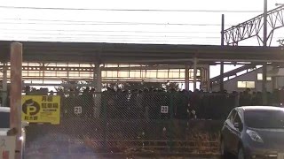 【怒涛の通勤・通学ラッシュ！】平日朝のJR日立駅の往来！【通路に溢れる利用客！】