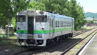 【廃線になる根室本線】灼熱の夏の日差しが照りつける富良野駅で白樺の木陰に停泊し貫通扉をフル開放して冷却しているキハ40系