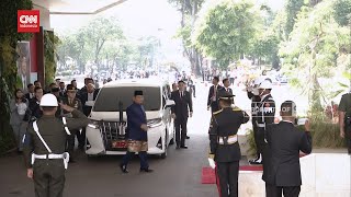 Momen Rangkaian Kendaraan Prabowo Tiba di Gedung DPR