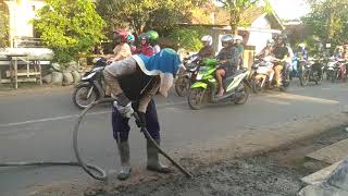 Proses pelebaran bahu jalan (cor beton)