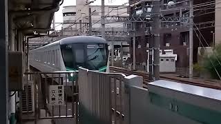 東京メトロ16000系16010Fが各駅停車向ヶ丘遊園行き(千代田線、小田急線直通)として松戸駅6番線に入線するシーン