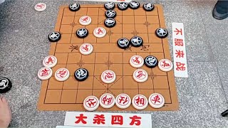 棋友正谋划攻杀象棋大师孙浩宇的招法，公园棋王夺过棋盘：让我来