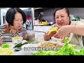 【160斤大龄女】娘俩在家吃得香，老妈烙油饼，胖妞炒豆芽，再来盘蘸酱菜，真美味