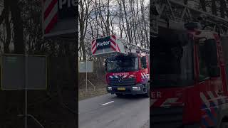 Ladder Pieter 13-2651 gaat retour naar kazerne na middel brand in Amsterdam