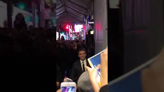 Oscar Isaac  amazing attitude towards his fans  オスカーアイザック　ファンサービス　スターウォーズワールドプレミア2019