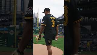 Russell Wilson throws first pitch at Pirates game ⚾️ #steelers #nfl #mlb via @Pi