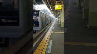 各駅停車駅を通過する雨の日の小田急線@座間駅(2024年6月)