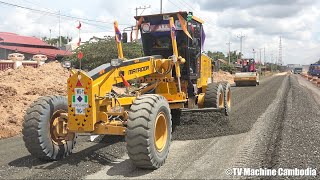 Matador MG17, XCMG GR135, Liugong 4180D Motor Grader Spreading Gravel On Road