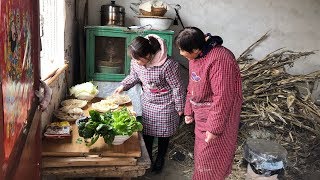 特殊时期少出门，儿媳在家做涮锅，有13份配菜，婆婆一尝真好吃