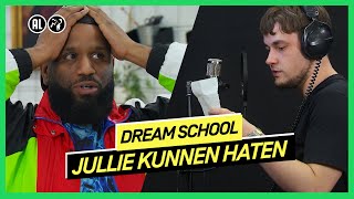 De leerlingen nemen hun rap op met Willie Wartaal | DREAM SCHOOL 2021 | NPO 3 TV