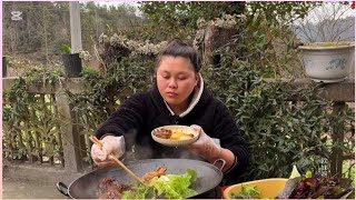 Simply stew a pot of spicy duck and eat it with fresh vegetables #美食 #农村生活 #记录生活