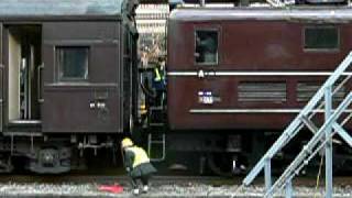 EF55試運転　水上駅で旧客と連結　2008年11月29日.MOV