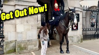 GET OUT NOW! KING’S GUARD LOSES HIS PATIENCE WITH THESE IGNORANT TOURISTS