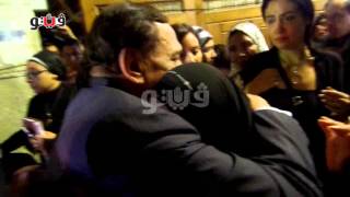 عادل إمام يحتضن ابنة سعيد صالح في عزاء والدها
