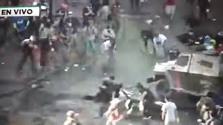 Protestas en Chile: Dos vehículos de Carabineros aplastan a manifestante