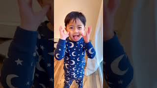 Baby brother pranks sleeping sister 🤣👶🏻❤️👧🏻