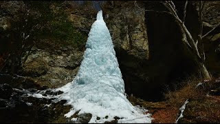 青白く輝く大禅滝の大氷柱・4K