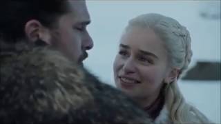 Game of Thrones 8x01: Drogon is jealous to see Daenerys kissing Jon.