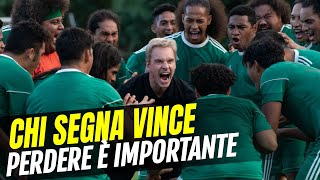 Chi segna vince, recensione del film di Taika Waititi con Michael Fassbender allenatore di calcio