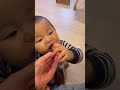 baby eating an orange for the first time／はじめてみかんを食べた赤ちゃんの反応 shorts