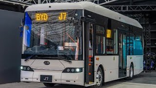 BYDが日本専用仕様の中型電気バス『J7』を発表、26年にはEVトラック投入も…商用車でも攻勢