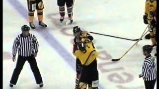 Brad Voth vs Sean McAslan EIHL fight 30-9-06