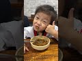 짜장면 입에 다 묻히고 먹는 시아ㅋㅋㅋ sia who eats with black bean noodles all over her mouth 쇼츠 shorts