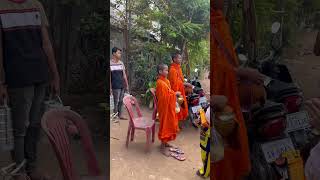 ធ្វើបុណ្យឧទ្ទិសកុសលដល់វិញ្ញាណក្ខន្ធប៉ា និងជូននំចំណីបច្ច័យដល់លោកយាយ លោកតា! 2