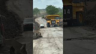 PERBADINGAN TRUK TAMBANG DAN MOBIL BIASA #shortvideo #tambang #trendingshorts #batubara #kalimantan