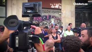 Vecinos de Barcelona y grupos antifascistas expulsan a unos neonazis de una manifestación islamófoba