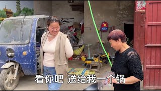 丈母娘送给妈妈一口锅，小光感觉不好意思，让妈妈送丈母娘礼物