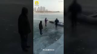 【一手video】男子掉冰窟身亡,知情者：有人凿过冰