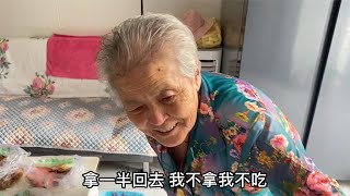 女儿给88岁老爸拿得菜，85岁奶奶却让孙子拿回家，看完感动了