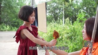 6歲女兒給媽媽送雞腿，心疼媽媽很辛苦卻只吃饅頭，媽媽暖心了【阿鑌視野】