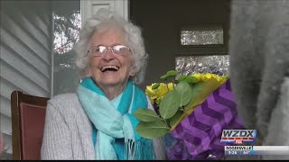 Canadian teenagers show up to thank “waving grandmother”